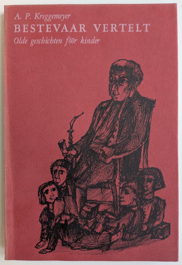 Buchcover in Rot von A. P. Kreggemeyer „Bestevaar vertelt – Olde geschichten föör kinder“ mit einer schwarzen Federzeichnung eines alten Mannes mit Pfeife, der auf einem Stuhl sitzt und von vier Kindern umgeben ist, die ihm zuhören.