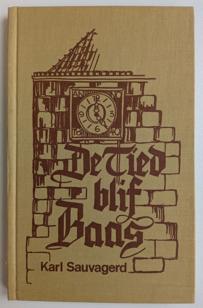 Buchcover von Karl Sauvagerds plattdeutschem Werk „De Tied blif Baas“ in beigefarbenem Leineneinband mit brauner Zeichnung einer Turmuhr auf einer Backsteinmauer und dem Titel in Frakturschrift.