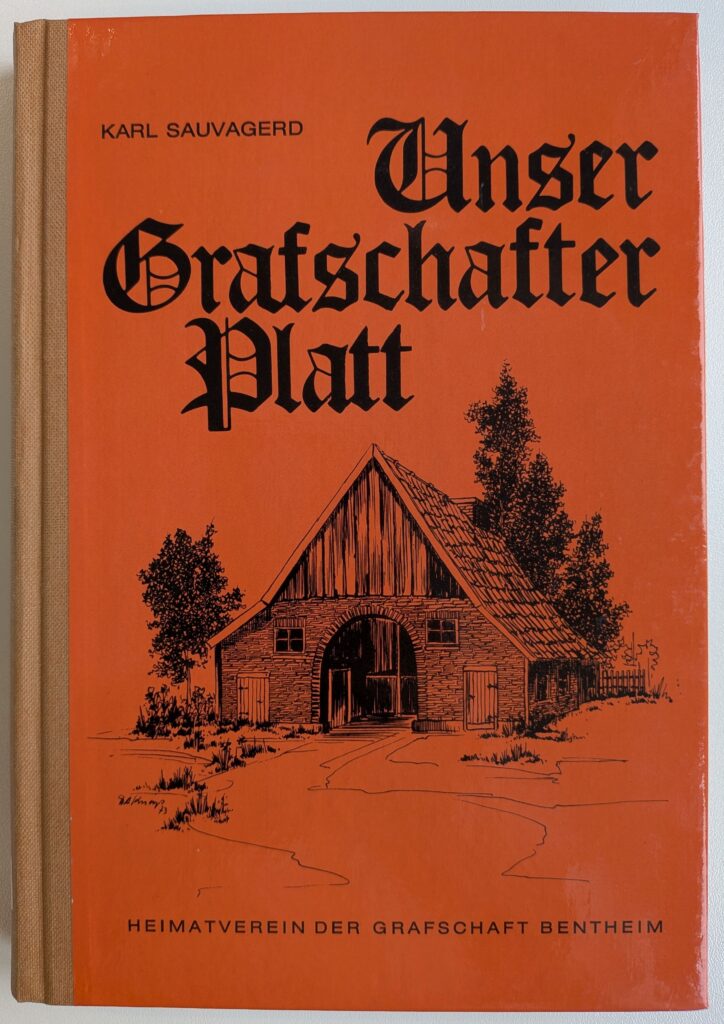 Buchcover von „Unser Grafschafter Platt“ von Karl Sauvagerd, herausgegeben vom Heimatverein der Grafschaft Bentheim, in Orange mit schwarzer Frakturschrift und einer Zeichnung eines alten Bauernhauses mit Bäumen.